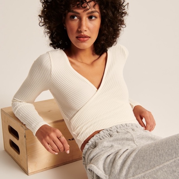 NWT Light Grey Long-Sleeve Ribbed Wrap Top - Picture 2 of 11